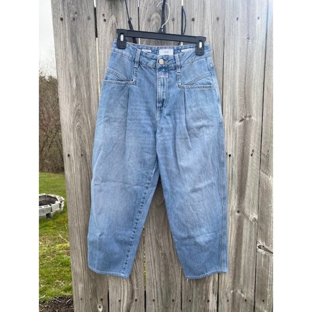 Closed Light Wash High-Rise Cropped Straight Jeans